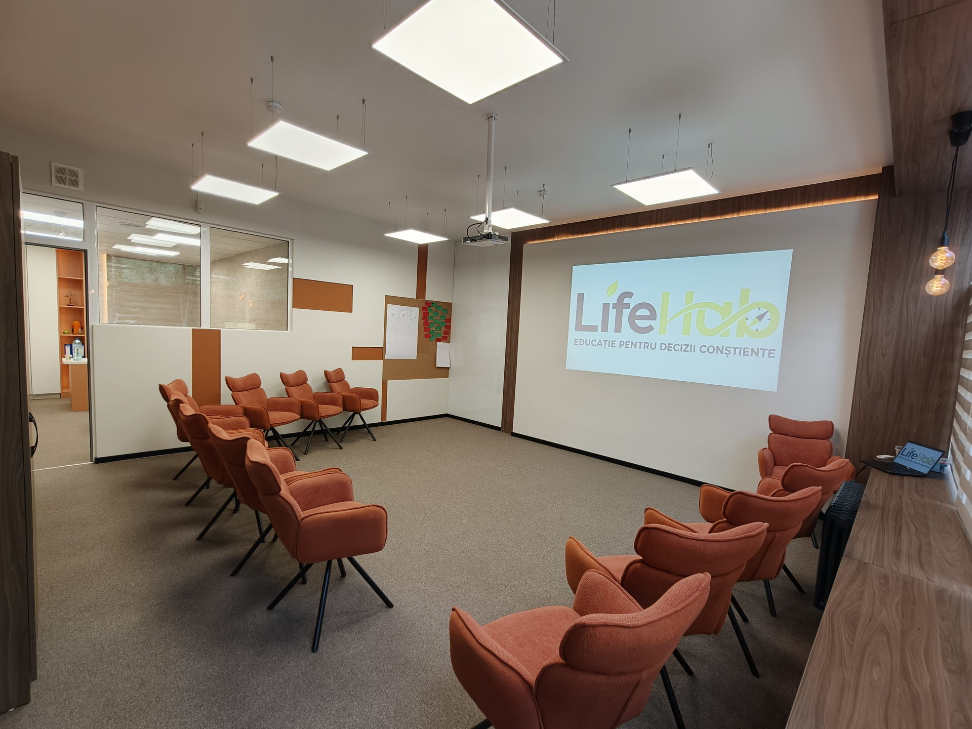 Grup mic de tineri într-o discuție de curs, la lumină naturală